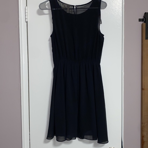 Size 6 sleeveless dress from H&M - Picture 3 of 5